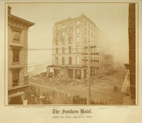 Vista do Hotel do Sul na Quarta e Walnut Street após o incêndio em 11 de abril de 1877